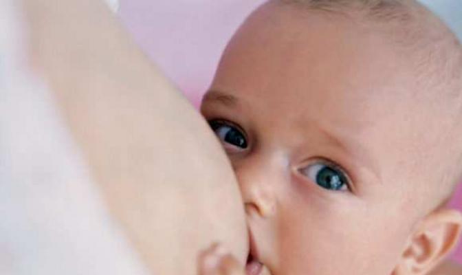 Как можно понять, что маленькому ребёнку не хватает грудного молока?